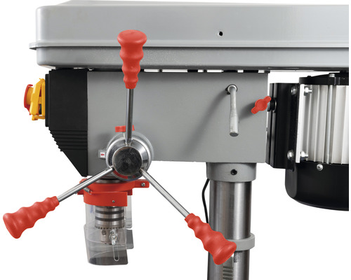 Detailansicht einer Standbohrmaschine mit Bedienelementen