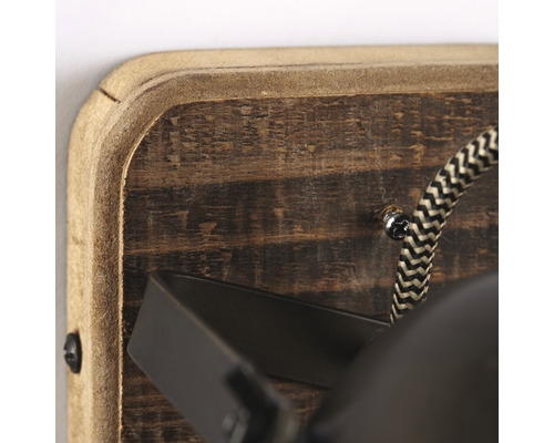 Vue détaillée d'une applique murale avec structure en bois, câble et vis de fixation.