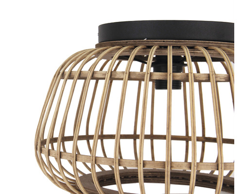 Vue détaillée d''un plafonnier avec abat-jour en bâtons de bambou