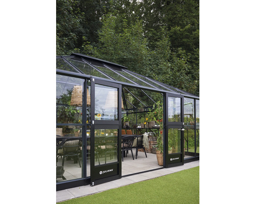 Gewächshaus mit Glasscheiben und Schiebetür mit Juliana Logo