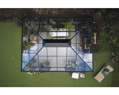 Draufsicht Gewächshaus mit Möbeln im Garten