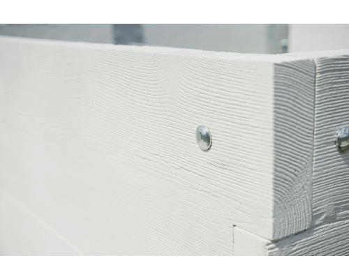 Detailansicht eines Hochbeets aus Holz mit Schrauben