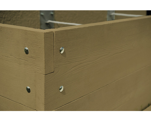 Hochbeet aus Holz mit silbernen Schrauben