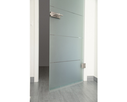 Porte en verre ouverte avec poignée en métal et lignes horizontales