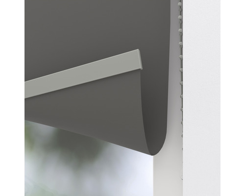 Graues Rollo am Fenster mit Kettenzug