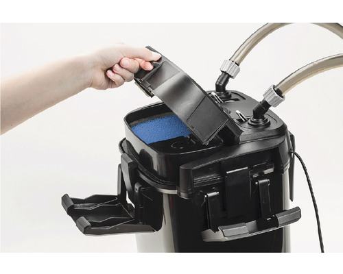 Filtre externe d''aquarium avec une main ouvrant le couvercle