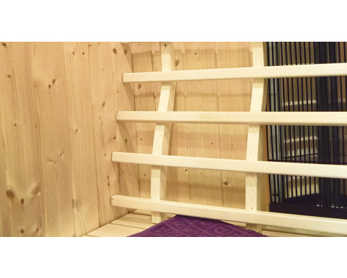 Innenansicht einer Sauna mit Holzwänden und Sitzbank