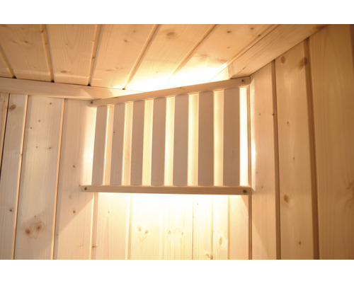 Innenansicht einer Sauna mit Holzverkleidung und Belüftungsgitter.