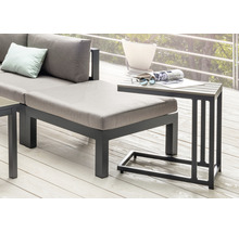 Salon de jardin avec table d''appoint sur une terrasse