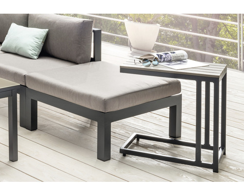 Gartensitzgruppe mit Beistelltisch auf einer Terrasse