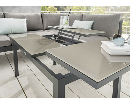 Verstellbarer Gartentisch aus Aluminium und Glas auf einer Terrasse