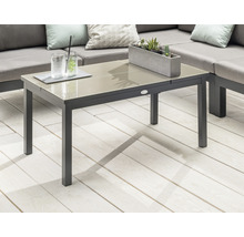 Table de jardin avec plateau en verre, boissons et décoration sur une terrasse