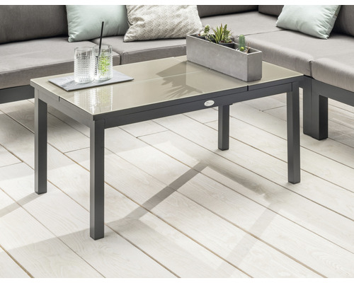 Gartentisch mit Glasplatte, Getränken und Dekoration auf einer Terrasse