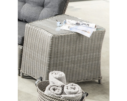 Table de jardin en rotin avec plateau en verre, serviettes et panier