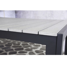 Detailansicht eines Gartentisches mit Latten aus Kunststoff und Metallgestell