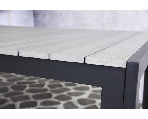 Detailansicht eines Gartentisches mit Tischplatte aus Holz und Metallgestell