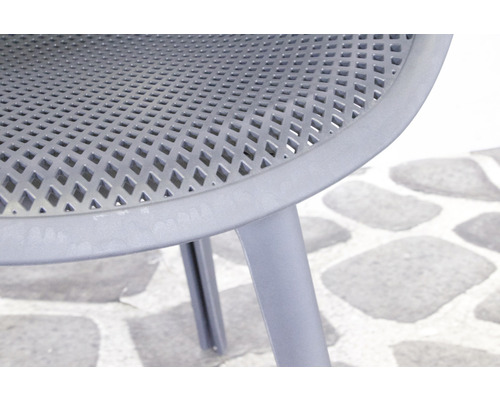 Vue détaillée d''une chaise de jardin grise avec une assise ajourée