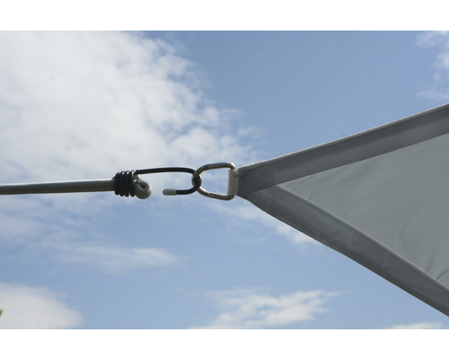 Detailansicht eines Sonnensegels mit Befestigungsring und Gummispanner