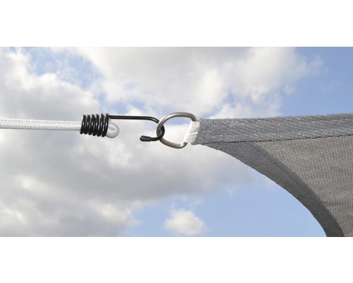 Detailaufnahme eines Sonnensegels mit Seil, Karabinerhaken und Befestigungsring.