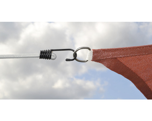 Gros plan d''un voile d''ombrage avec câble de traction, crochet tendeur et anneau de fixation.