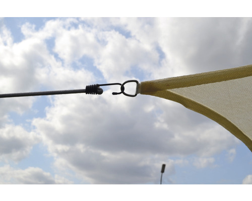 Gros plan sur la fixation d''un voile d''ombrage avec corde, tendeur et mousqueton