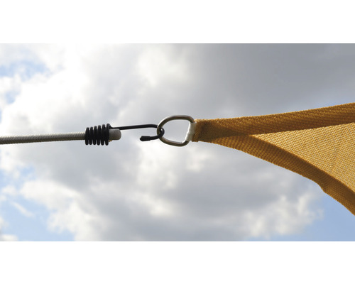 Detailansicht eines Sonnensegels mit Befestigungselementen