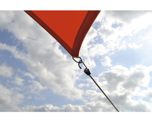 Gros plan d''un voile d''ombrage avec fixations sur un ciel bleu