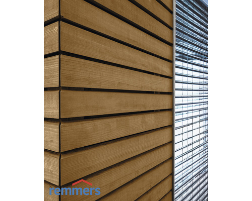 Holzfassade mit horizontalen Brettern und Fensterjalousien