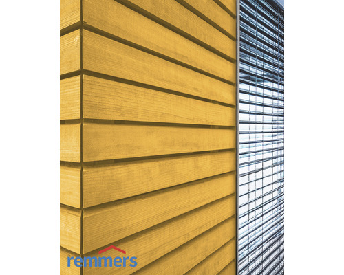 Holzfassade mit Remmers Logo und Jalousien