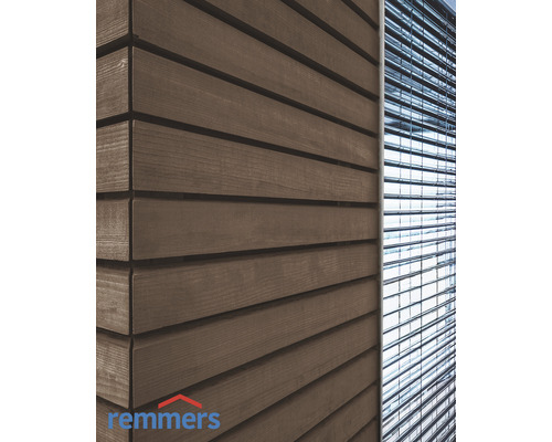 Detailaufnahme einer Fassade mit horizontaler Holzverschalung und Jalousien