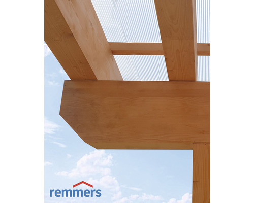 Holzkonstruktion mit Wellplatten und Remmers Logo