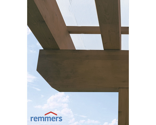 Vue détaillée d''une construction en bois avec un toit en plaques ondulées transparentes et le logo Remmers