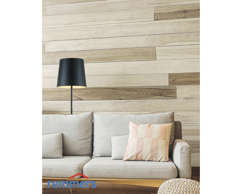 Salon avec lambris, canapé et lampadaire