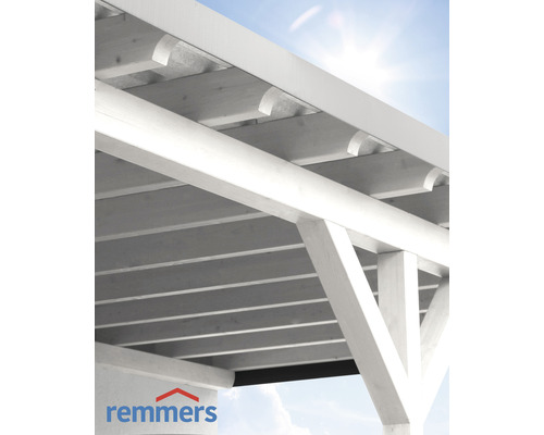 Detailansicht einer weissen Holzpergola mit Remmers Logo