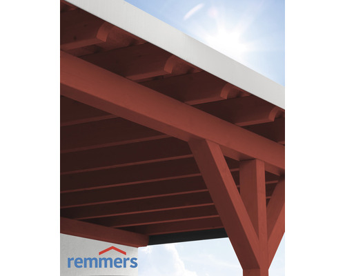 Gros plan d''une terrasse en bois avec lasure rouge et logo Remmers.