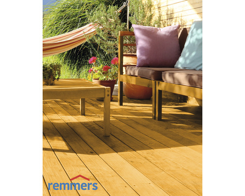 Terrasse avec meubles en bois, hamac et logo Remmers.