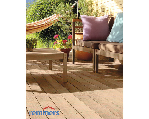 Terrasse avec plancher en bois, mobilier de jardin et hamac