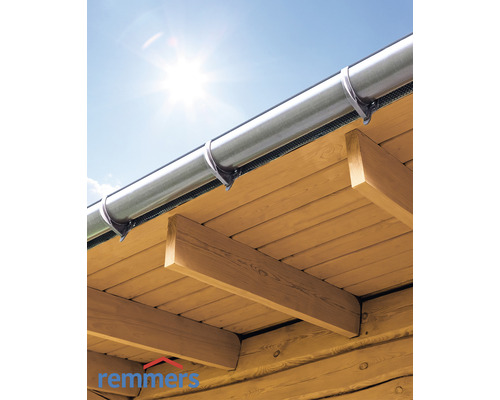 Dachrinne mit Halterung an Holzkonstruktion unter blauem Himmel