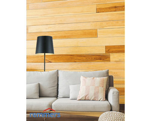 Salon avec mur en lambris, canapé et lampadaire