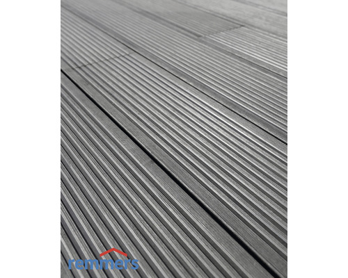 Lames de terrasse en bois avec surface rainurée