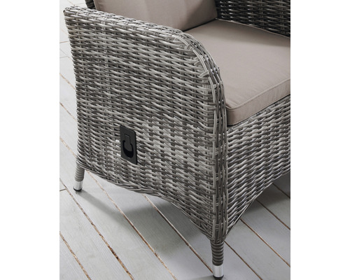 Gros plan d''un fauteuil en osier avec coussin et poignée