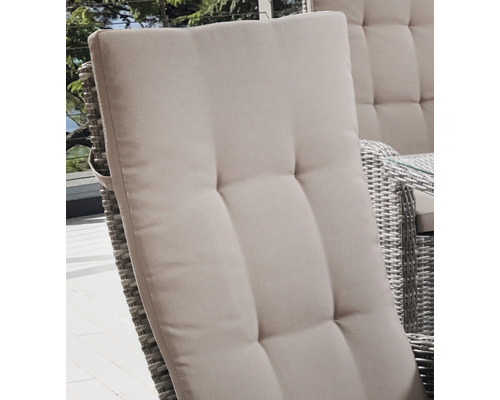 Vue détaillée d''un coussin de chaise de jardin avec boutons