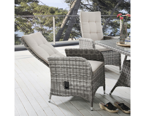 Mobilier de jardin avec des fauteuils en rotin avec dossier réglable et une table sur une terrasse