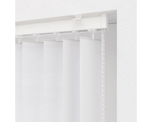 Stores verticaux blancs avec cordon de serrage sur une fenêtre.