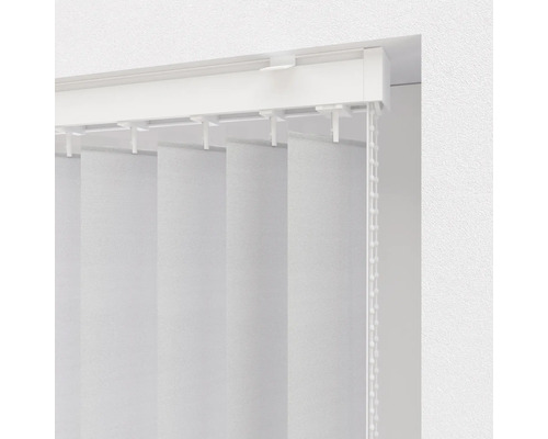 Weisse Lamellenvorhänge mit Bedienkette am Fenster