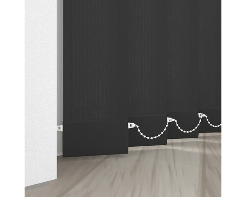 Store à lamelles vertical noir dans la pièce.