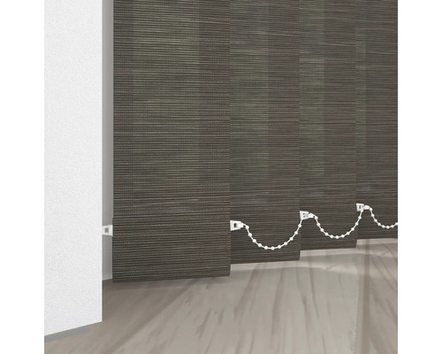 Stores verticaux devant une fenêtre