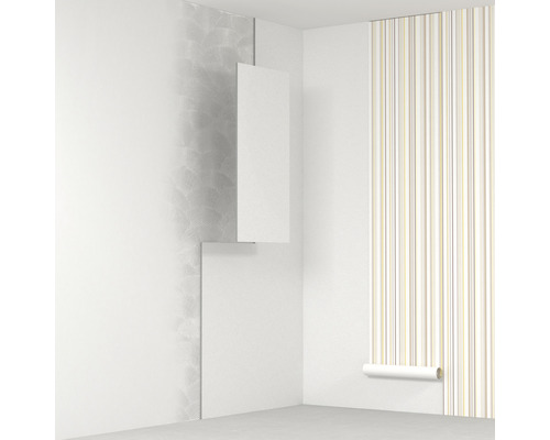 Raumecke mit angebrachter und abgerollter Tapete