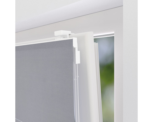 Vue détaillée d''un store enrouleur sur une fenêtre avec support