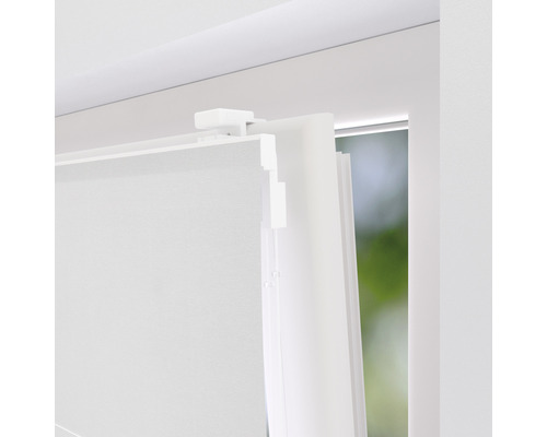 Vue détaillée d''un store enrouleur blanc sur une fenêtre